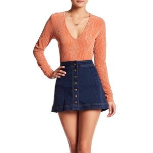 Free People Denim Snap front skirt size 4
NWOT excellent condition no flaws